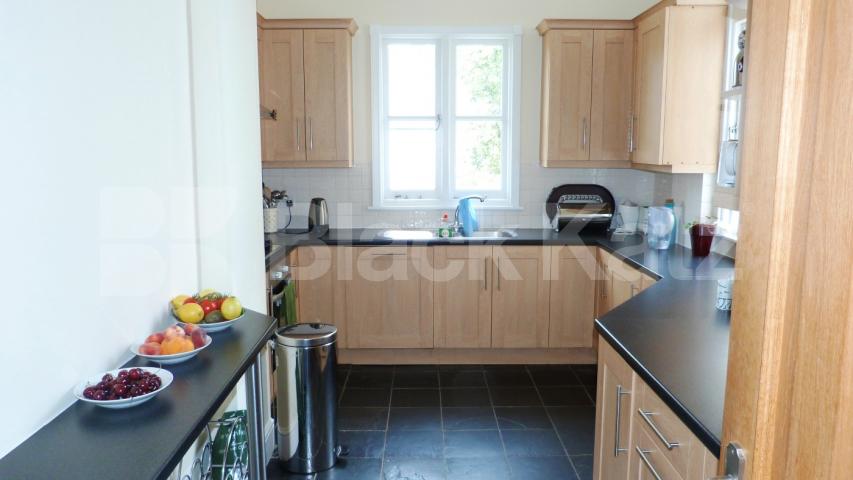 			STUNNING THREE BED!, 3 Bedroom, 1 bath, 1 reception Apartment			 Haringey Park, Crouch End