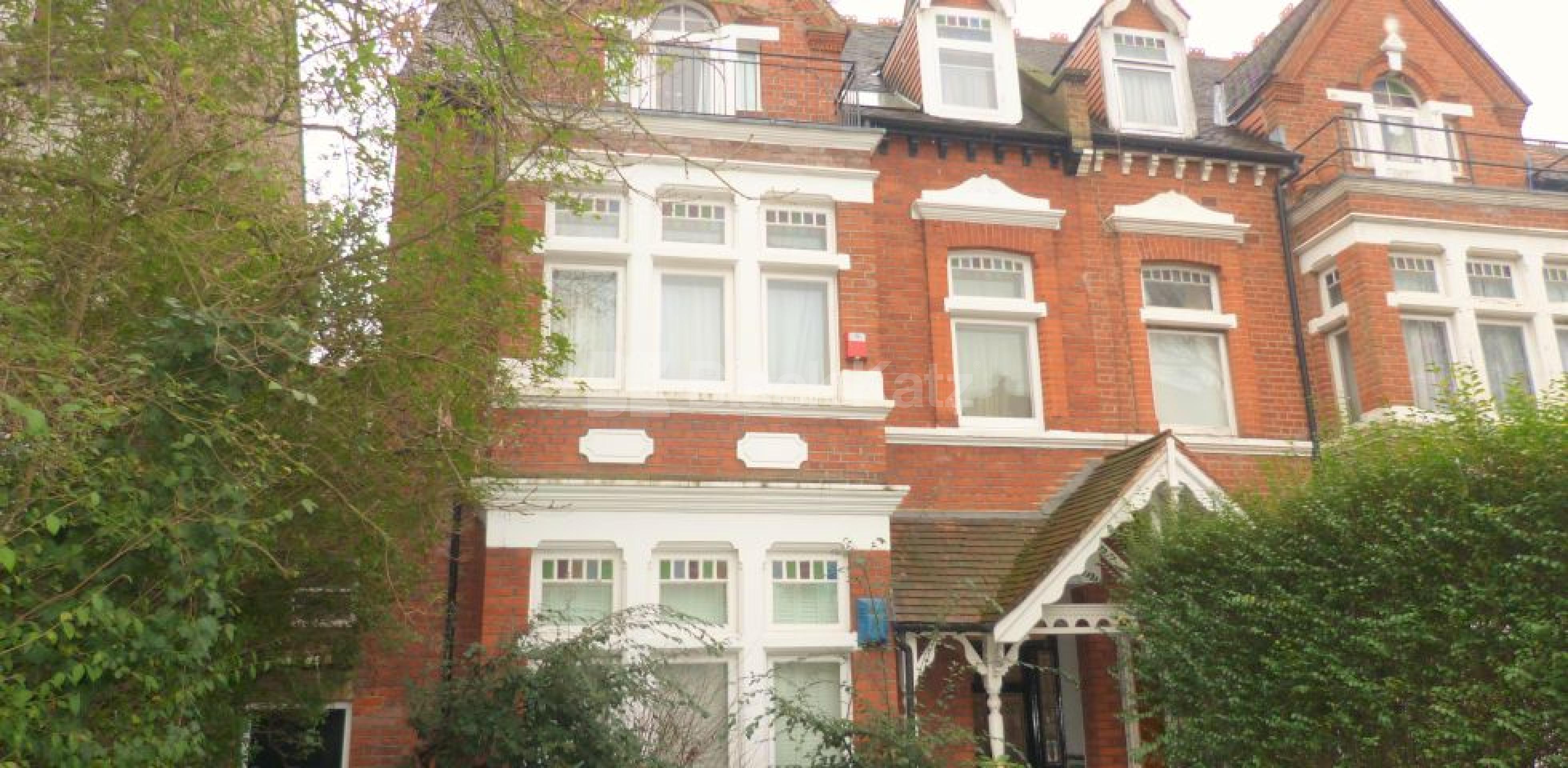 			NEW INSTRUCTION, 2 Bedroom, 1 bath, 1 reception Flat			 Chiswick High Road, Chiswick/Turnham Green W4