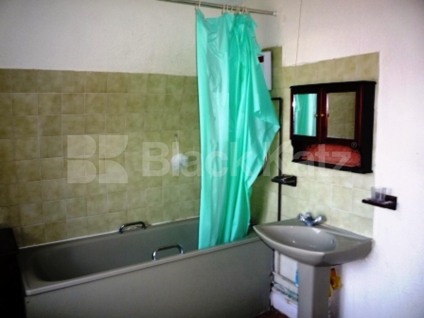 			3 Bedroom, 1 bath, 1 reception Flat			 Muswell Hill Broadway, MUSWELL HILL