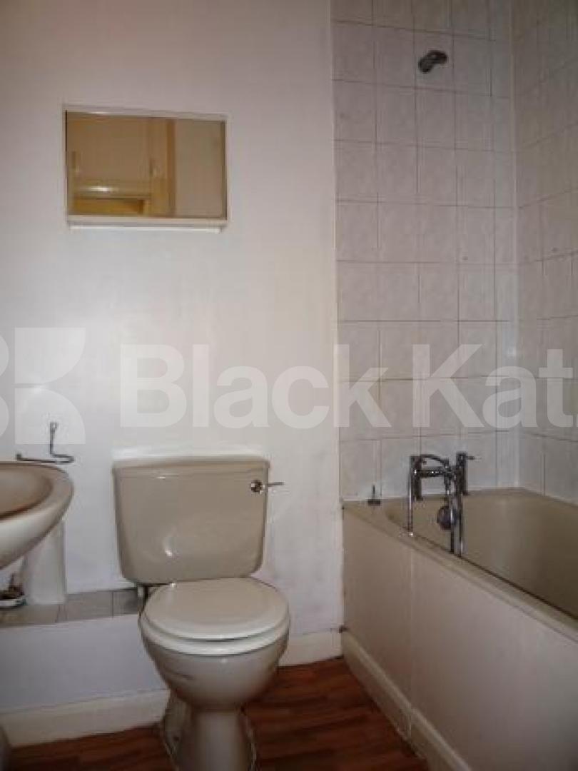 			3 bed Victorian Conversion moments from the Tube station, 3 Bedroom, 1 bath, 1 reception Flat			 Limes Avenue, Arnos Grove