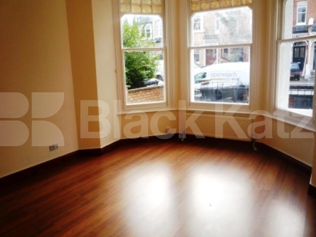 			NEW INSTRUCTION!, 3 Bedroom, 1 bath, 1 reception Flat			 Kings Avenue, MUSWELL HILL