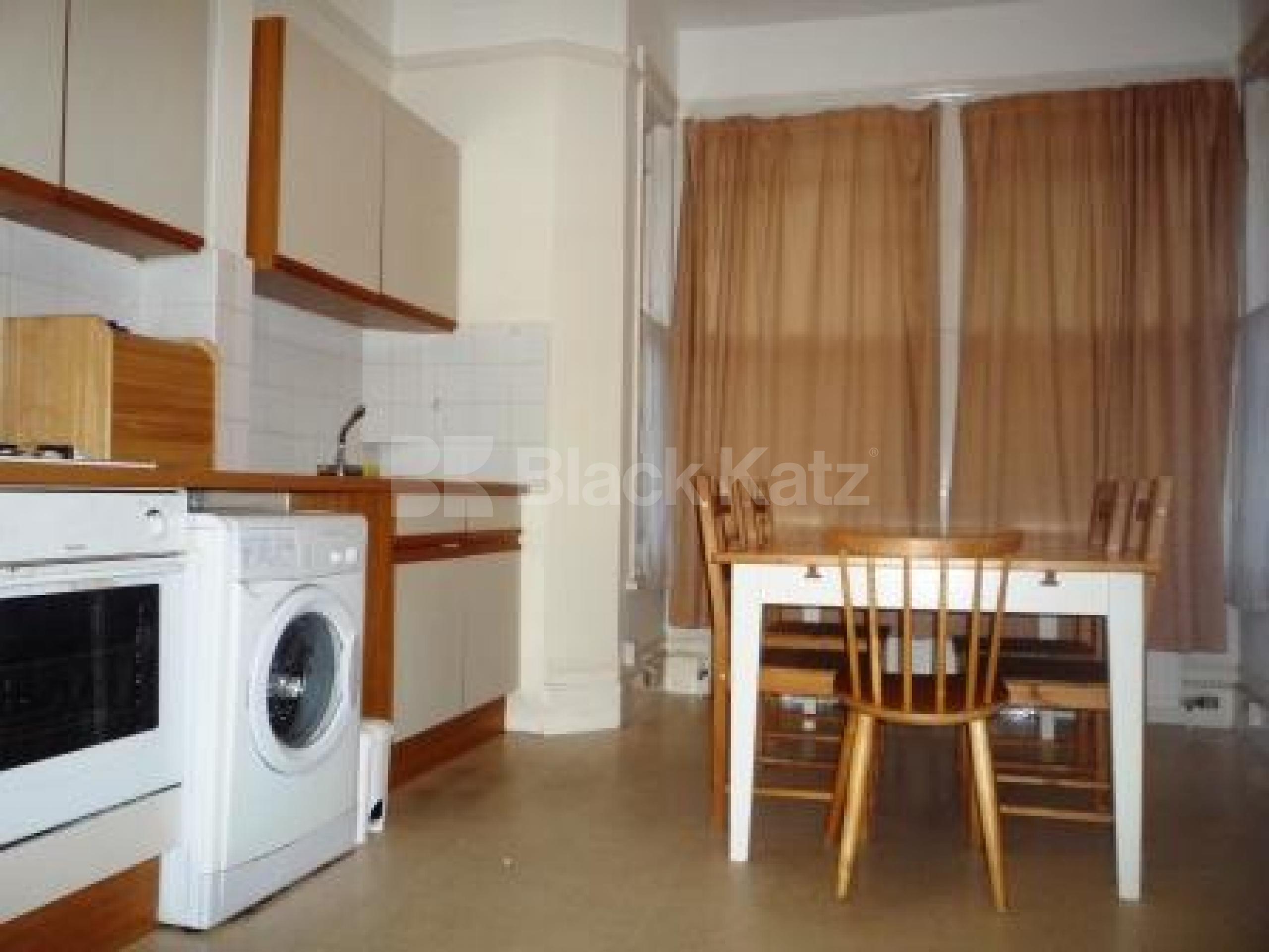 			Lovely split level flat in Victorian Conversion, 1 Bedroom, 1 bath, 1 reception Flat			 Glebe Road, Crouch End N8