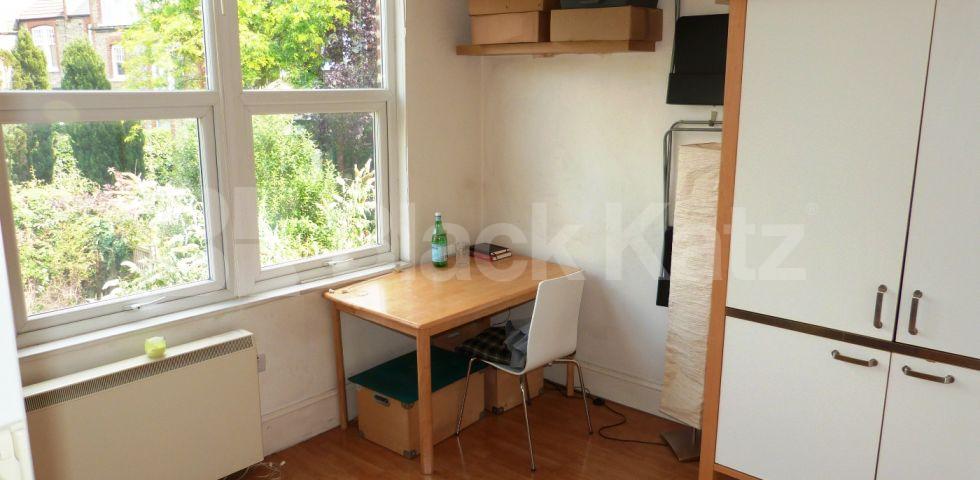 			Includes Water Rates !, Studio Apartment, 1 bath, 1 reception Studio			 Tetherdown, MUSWELL HILL