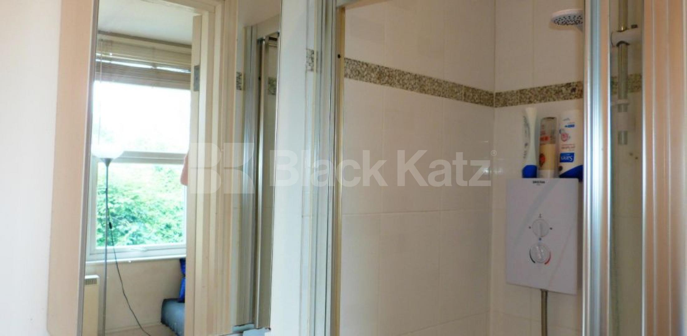 			Includes Water Rates !, Studio Apartment, 1 bath, 1 reception Studio			 Tetherdown, MUSWELL HILL