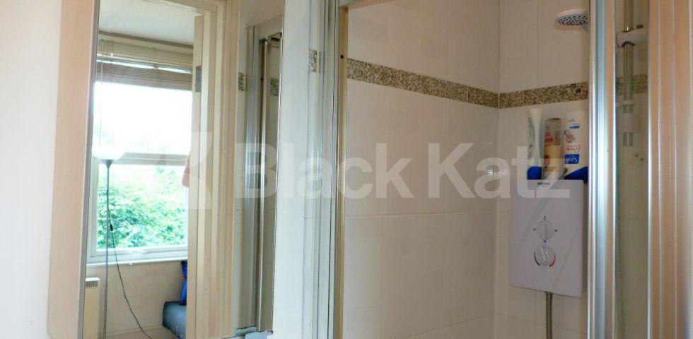 			Includes Water Rates !, Studio Apartment, 1 bath, 1 reception Studio			 Tetherdown, MUSWELL HILL