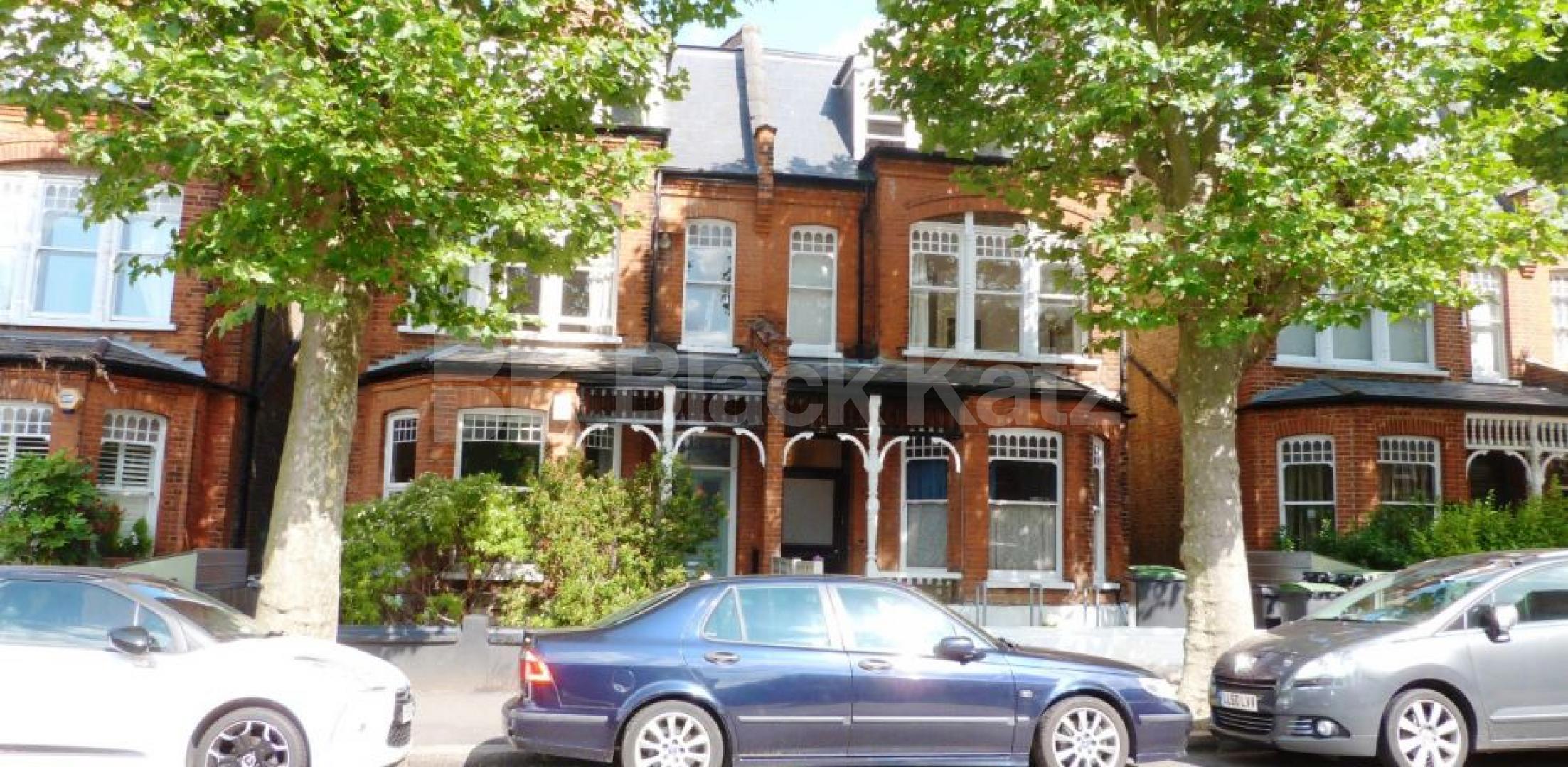 			Includes Water Rates !, Studio Apartment, 1 bath, 1 reception Studio			 Tetherdown, MUSWELL HILL