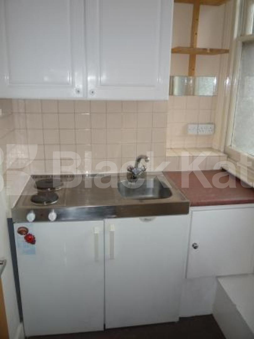 			1 Bedroom, 1 bath, 1 reception Flat			 Broadway Parade, CROUCH END