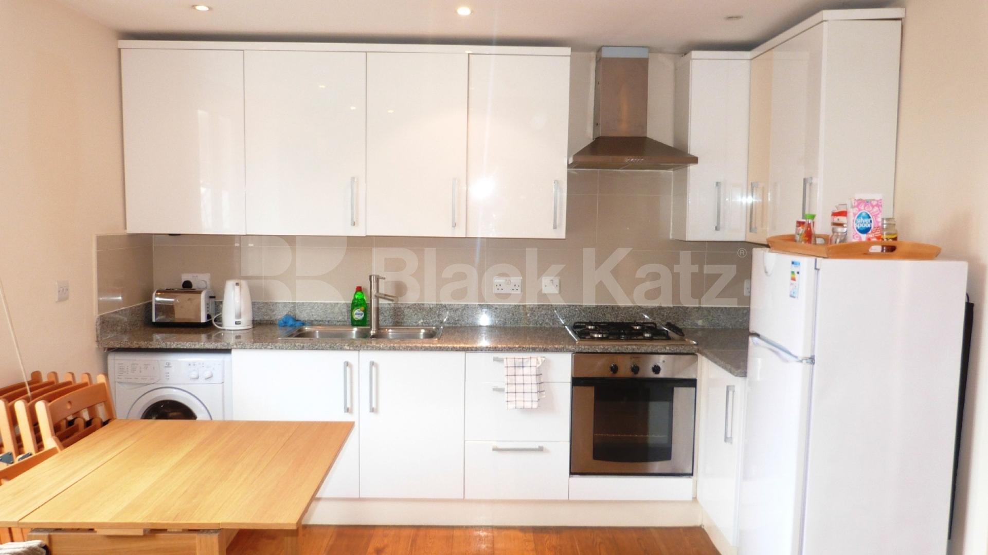 			Immediate vieiwing essential!, 2 Bedroom, 1 bath, 1 reception Flat			 High Street Hornsey, Hornsey