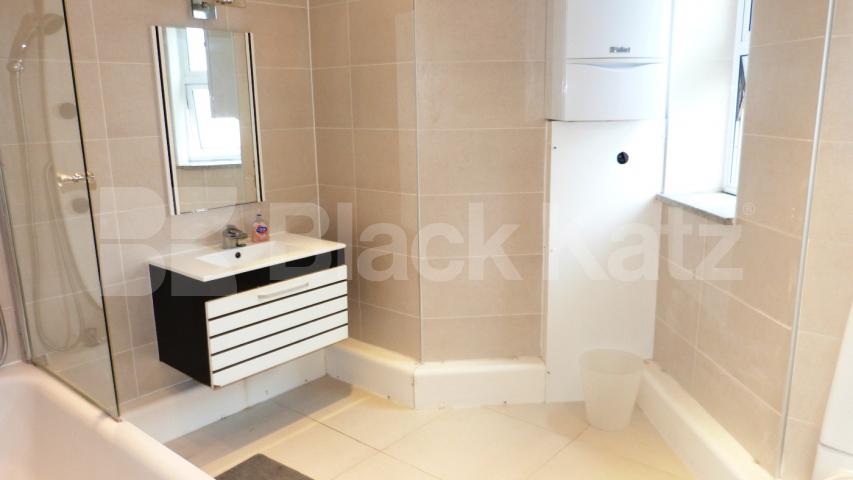 			Immediate vieiwing essential!, 2 Bedroom, 1 bath, 1 reception Flat			 High Street Hornsey, Hornsey