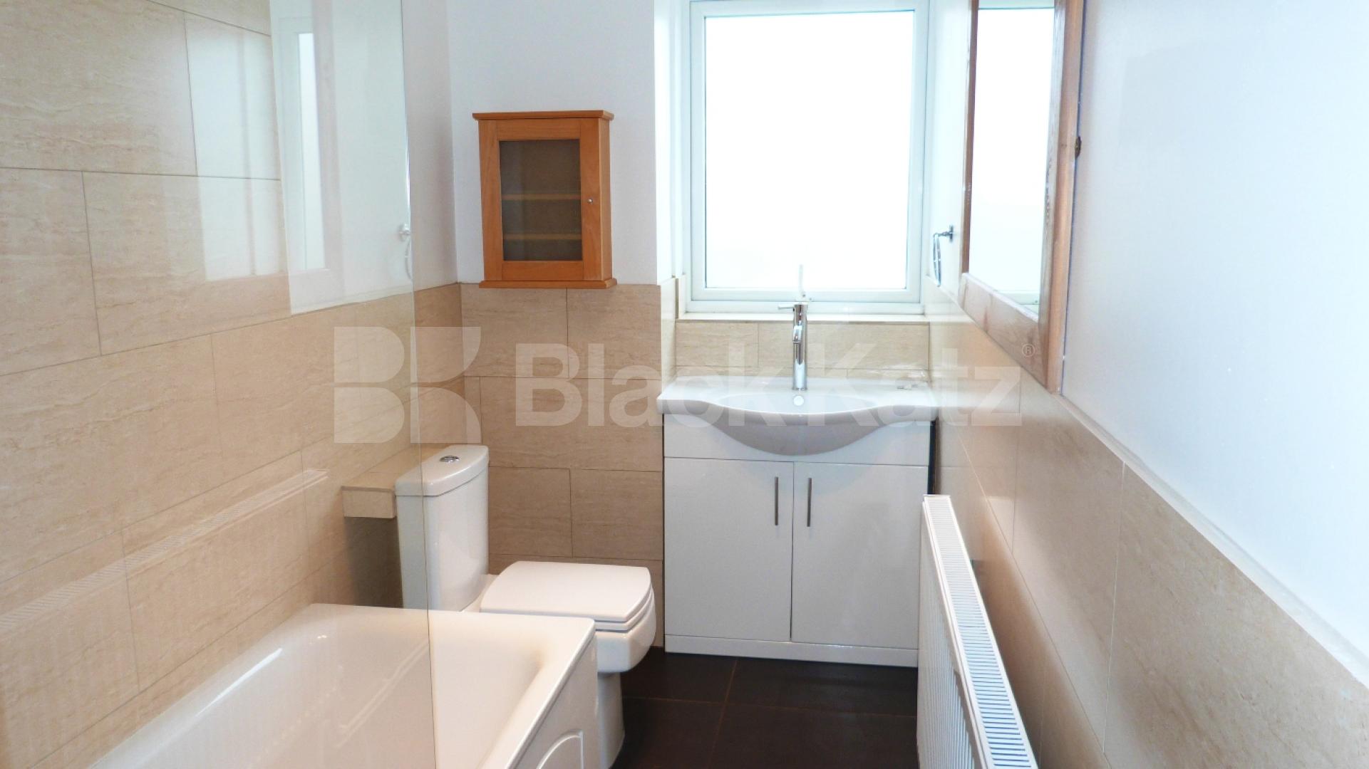 			UNIQUE PROPERTY, 3 Bedroom, 1 bath, 1 reception Penthouse			 Waverley Road, Crouch End