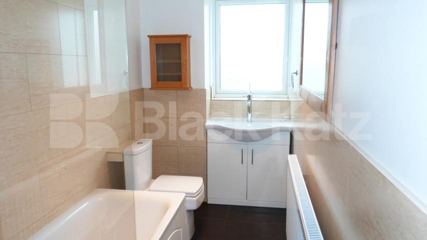 			UNIQUE PROPERTY, 3 Bedroom, 1 bath, 1 reception Penthouse			 Waverley Road, Crouch End