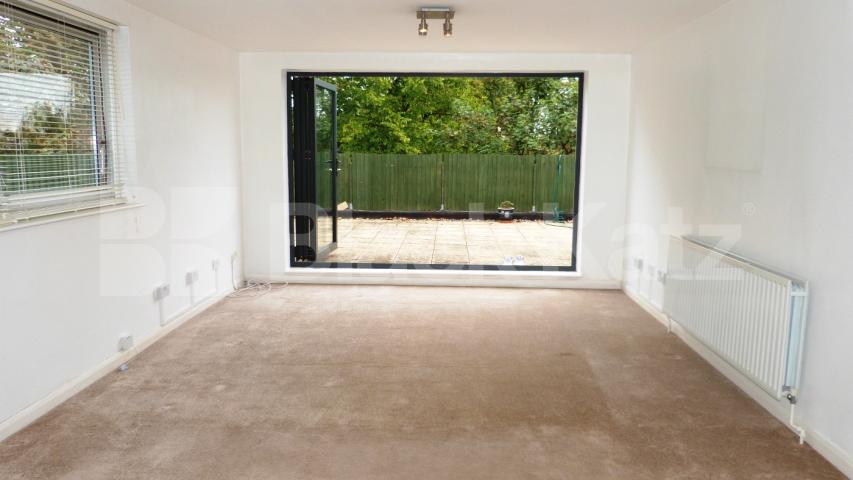 			UNIQUE PROPERTY, 3 Bedroom, 1 bath, 1 reception Penthouse			 Waverley Road, Crouch End