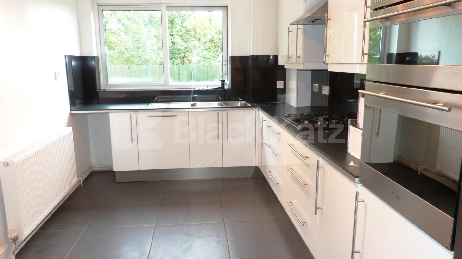 			UNIQUE PROPERTY, 3 Bedroom, 1 bath, 1 reception Penthouse			 Waverley Road, Crouch End