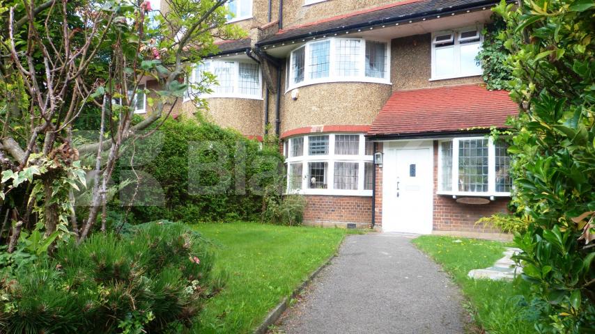			3 Bedroom, 1 bath, 1 reception Flat			 Great North Road, East Finchley
