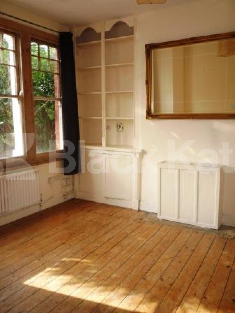 			4 Bedroom, 1 bath, 1 reception Flat			 Rathcoole Gardens, CROUCH END