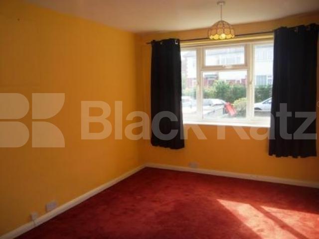 			New on the Market!, 2 Bedroom, 1 bath, 1 reception Flat			 Friern Park, Friern Barnet/Finchley