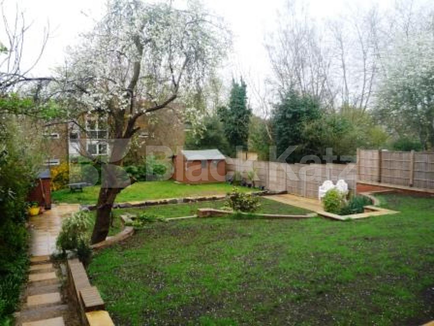 			4 Bedroom, 1 bath, 1 reception Ground Floor Flat			 Shepherds Hill, Shepherds Hill