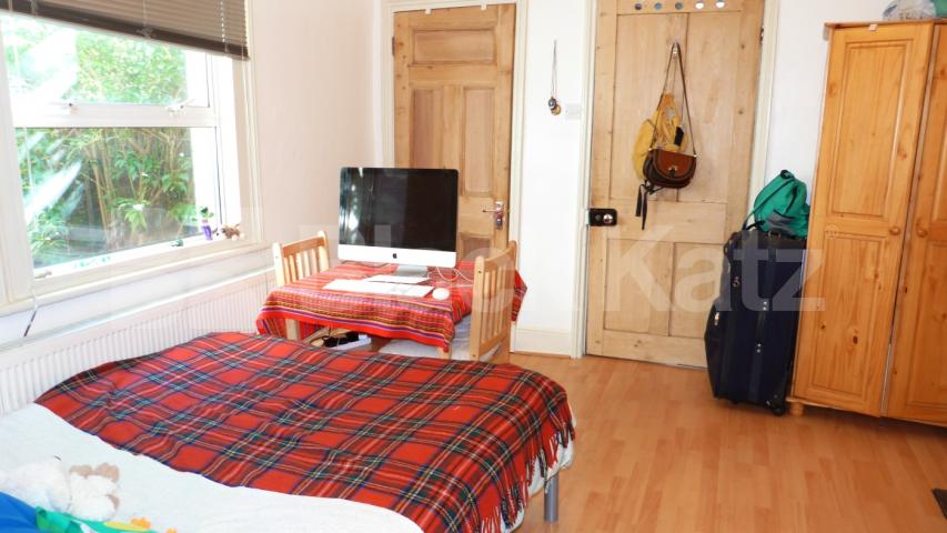 			Studio Apartment, 1 bath, 1 reception Studio			 Park Road, Crouch End