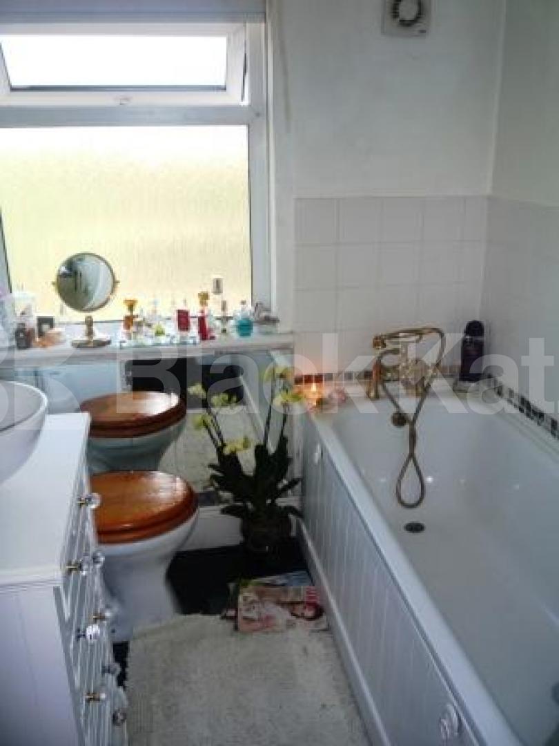 			2 Bedroom, 1 bath, 1 reception House			 Hill Road, MUSWELL HILL