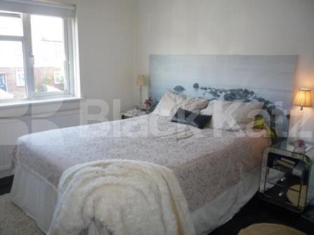 			2 Bedroom, 1 bath, 1 reception House			 Hill Road, MUSWELL HILL