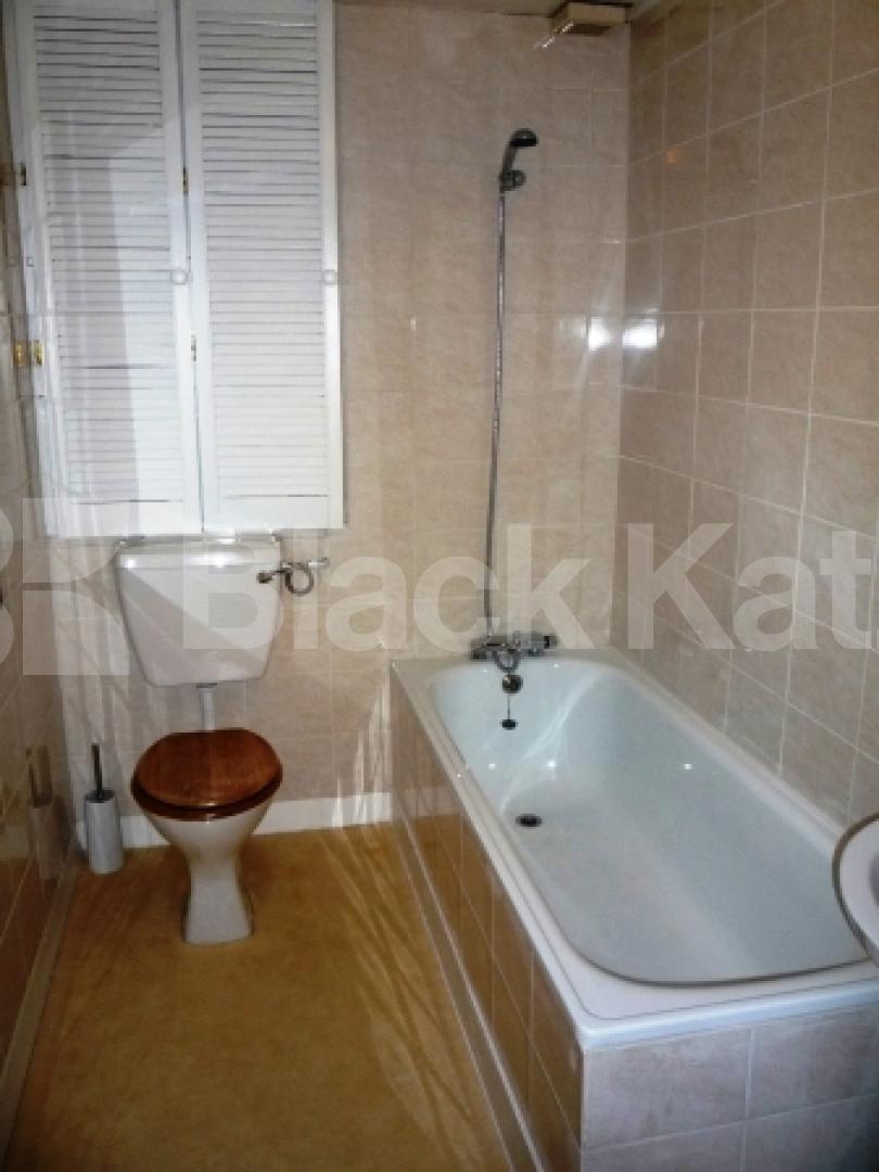 			NEW INSTRUCTION!, 2 Bedroom, 1 bath, 1 reception Flat			 Queens Avenue, MUSWELL HILL