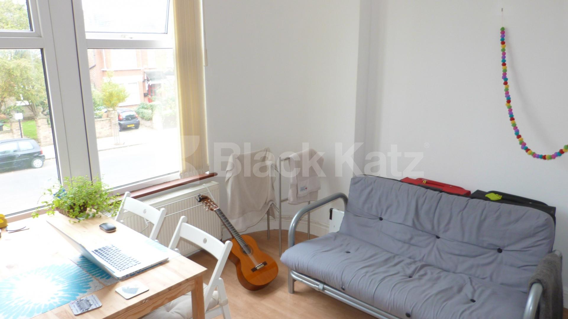 Excellent curb appeal 1 Bedroom, Un Furnished Flat in Maidstone Road N11
