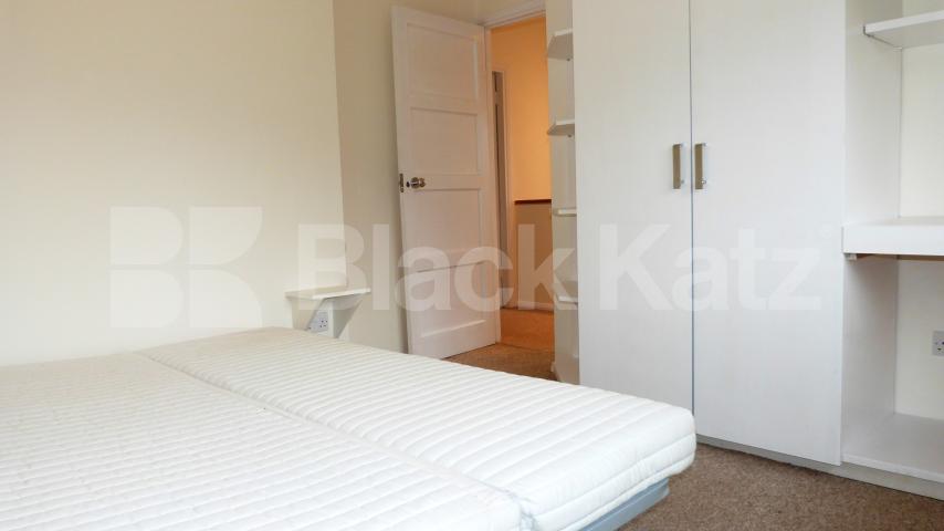 			Amazing Three Bed House !, 3 Bedroom, 1 bath, 1 reception House			 George Crescent, Muswell Hill, N10