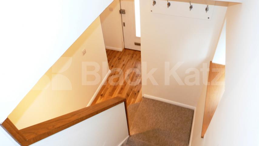 			Amazing Three Bed House !, 3 Bedroom, 1 bath, 1 reception House			 George Crescent, Muswell Hill, N10