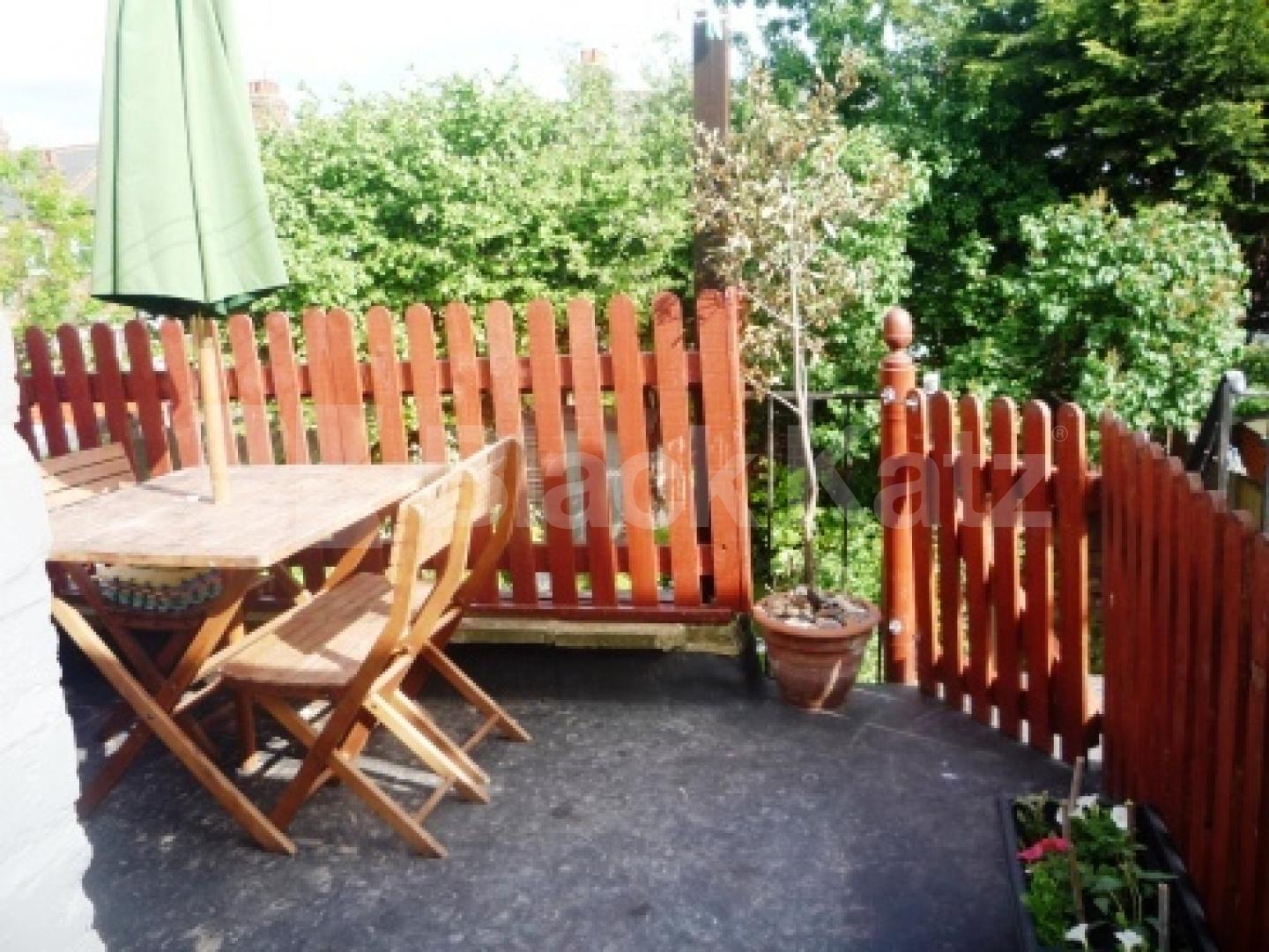 			2 Bedroom, 1 bath, 1 reception Flat			 Sirdar Road, Turnpike Lane