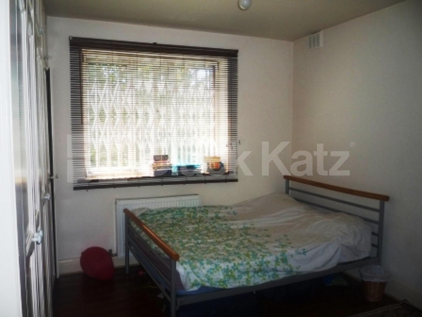 			2 Bedroom, 1 bath, 1 reception Flat			 East End Road, East Finchley