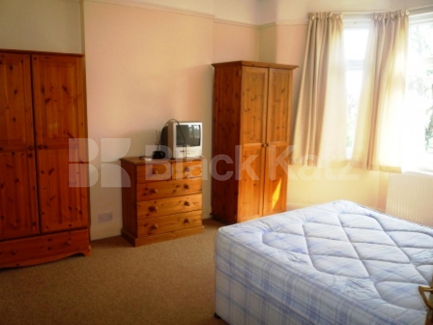 			3 Bedroom, 1 bath, 1 reception Flat			 Stonard Road, PALMERS GREEN