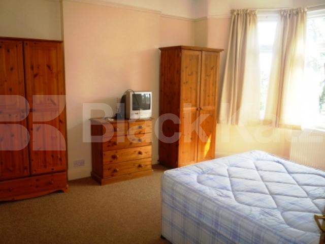 			3 Bedroom, 1 bath, 1 reception Flat			 Stonard Road, PALMERS GREEN