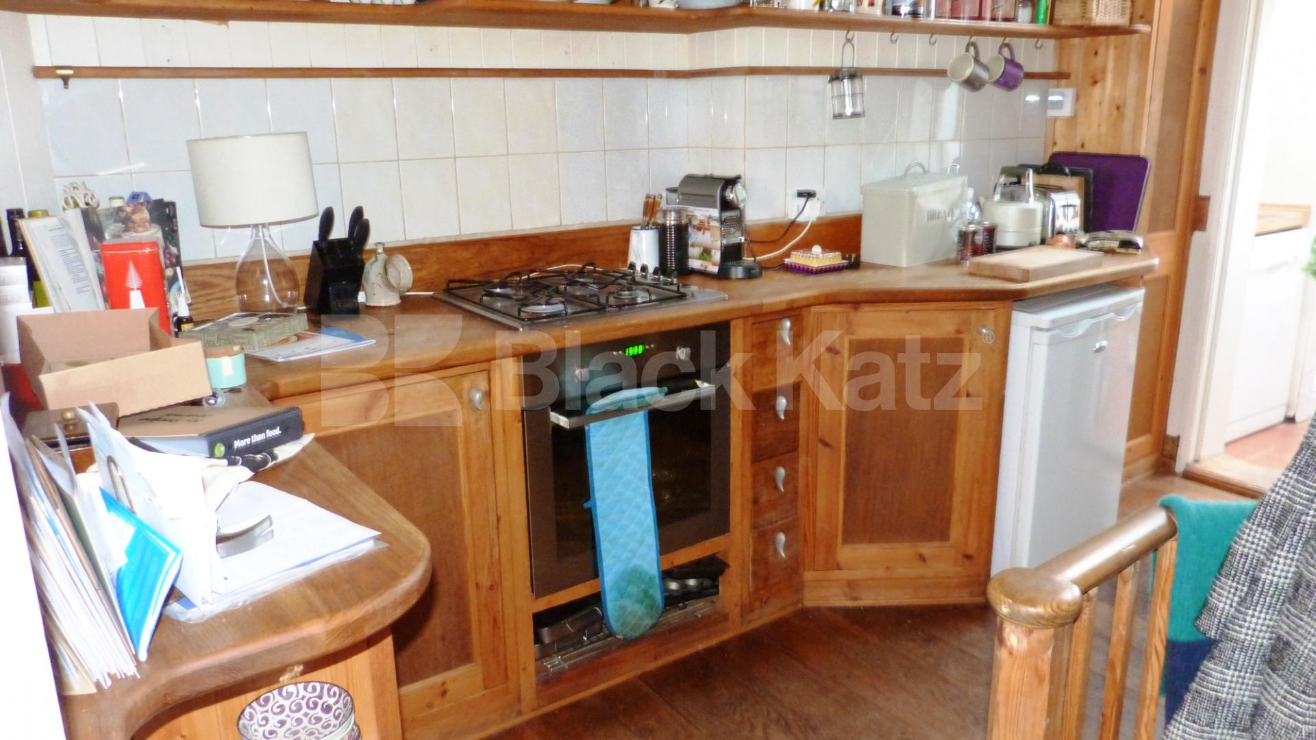 			A 3 bed Coach house in the heart of Hornsey, 3 Bedroom, 1 bath, 1 reception House			 Hornsey High Street, Hornsey