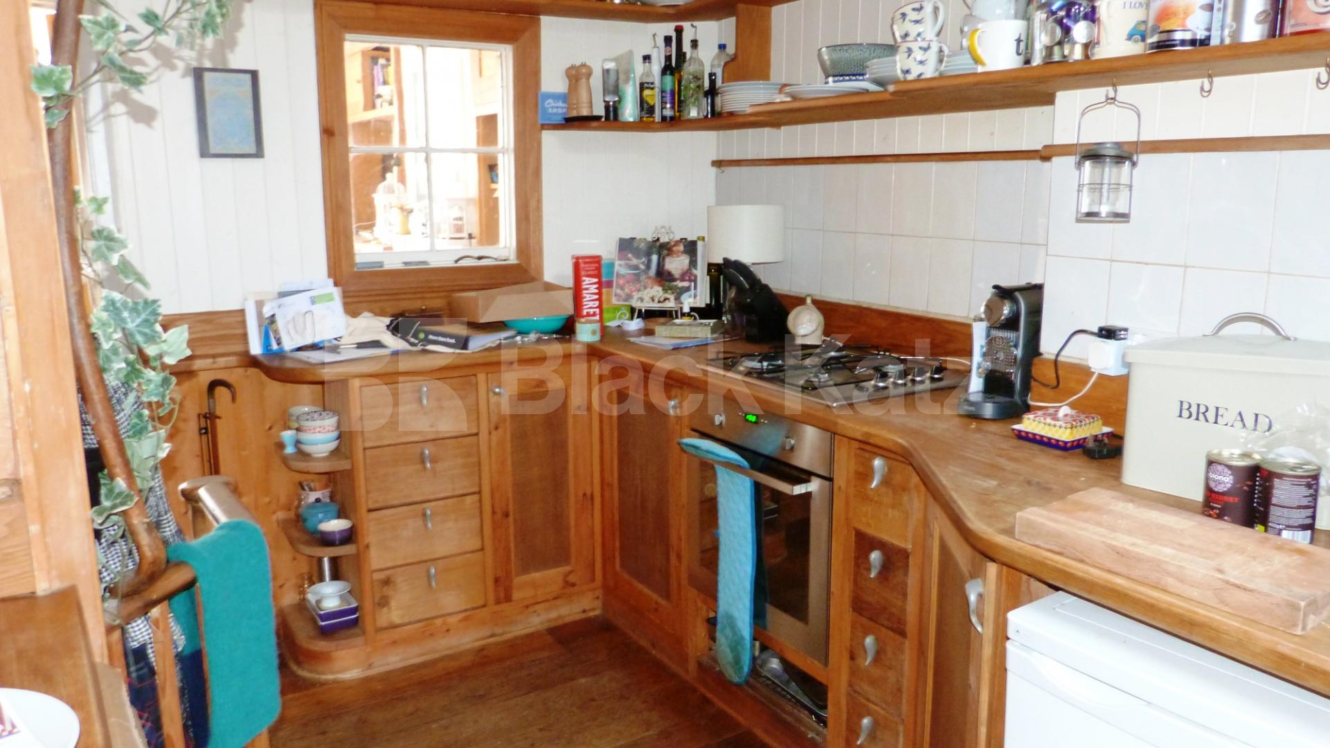 			A 3 bed Coach house in the heart of Hornsey, 3 Bedroom, 1 bath, 1 reception House			 Hornsey High Street, Hornsey