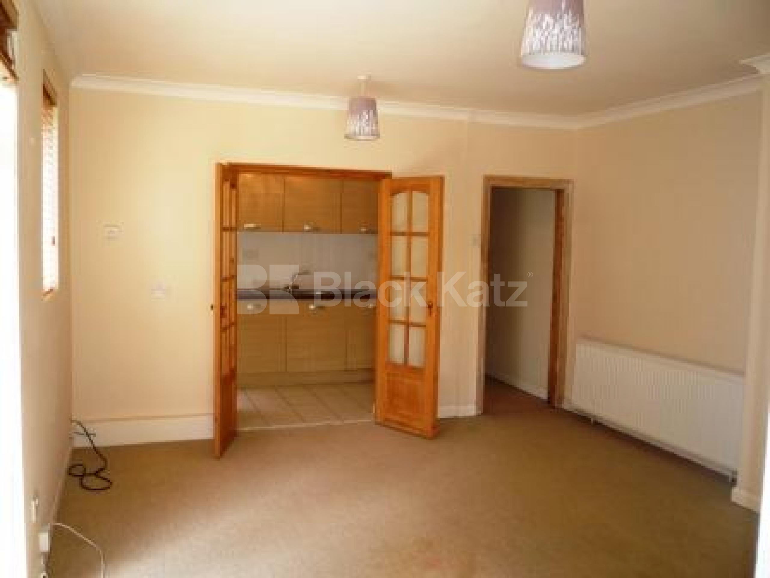 			Gorgeous 2 bed flat with patio, 2 Bedroom, 1 bath, 1 reception Ground Floor Flat			 Crescent Road, Alexandra Palace N22