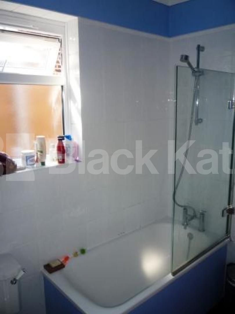 			LET, 3 Bedroom, 1 bath, 1 reception Flat			 Rathcoole Gardens, CROUCH END