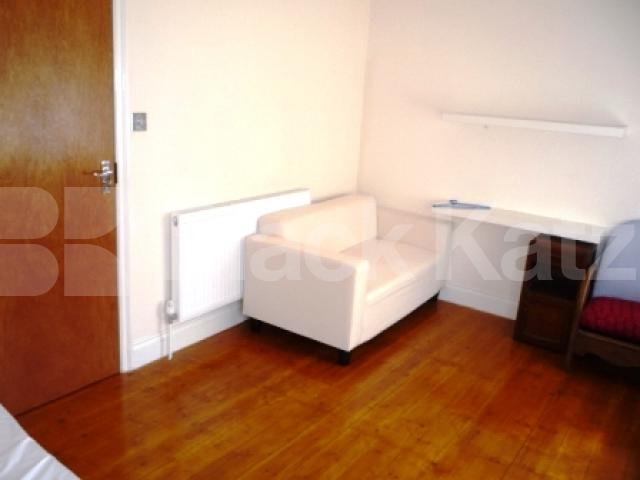 			Inclusive of Water!, Studio Apartment, 1 bath, 1 reception Studio			 Park Road, CROUCH END