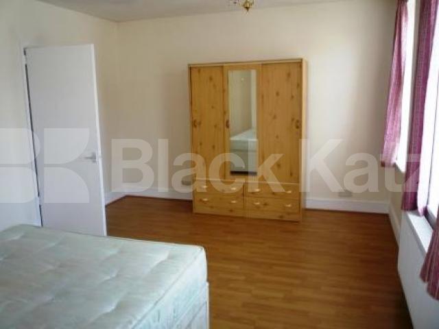 			3/4 Bedroom Flat!, 4 Bedroom, 1 bath, 1 reception Maisonette			 High Road, Wood Green