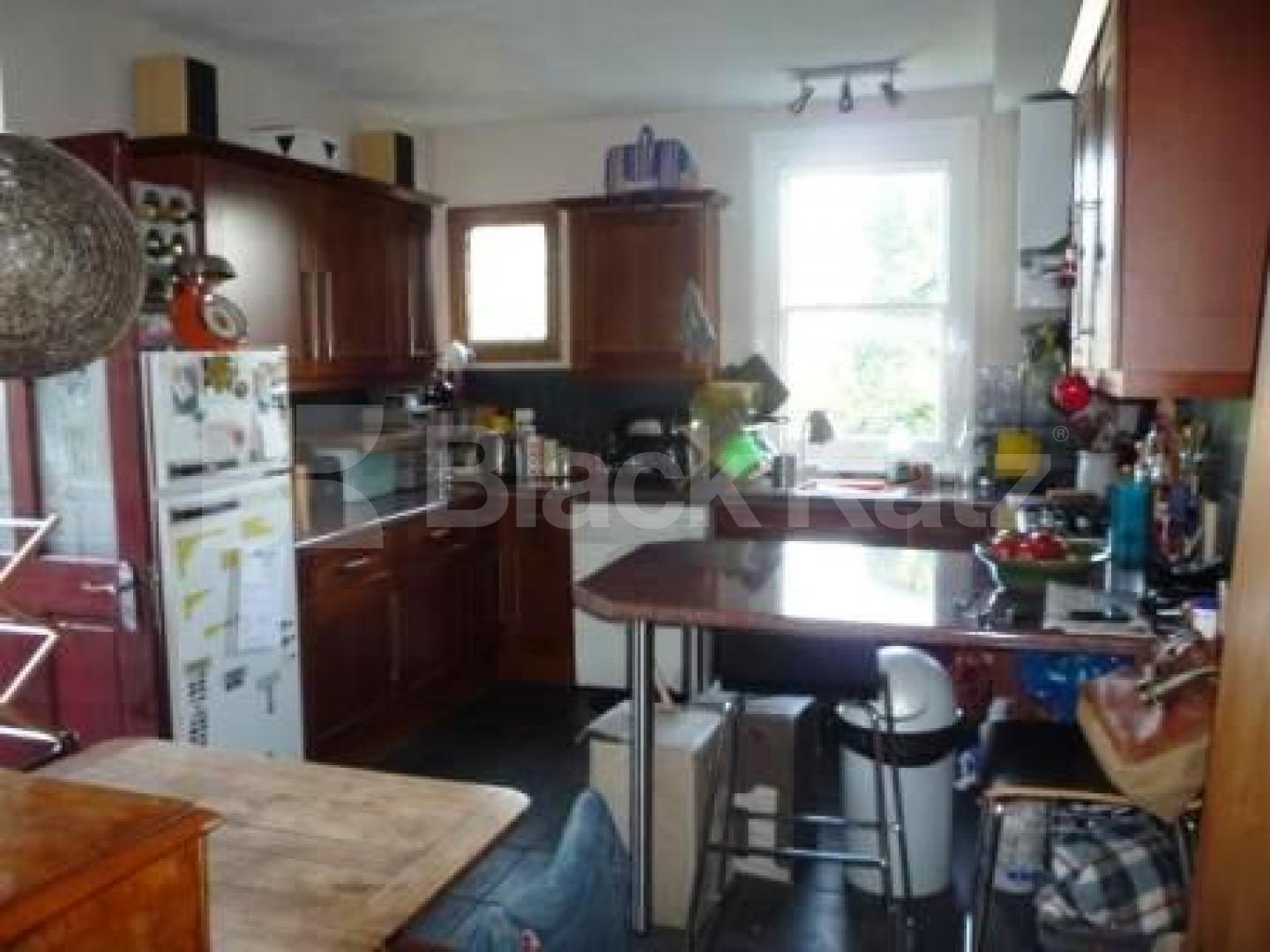 			LET!, 2 Bedroom, 1 bath, 1 reception Flat			 Falkland Road, TURNPIKE LANE