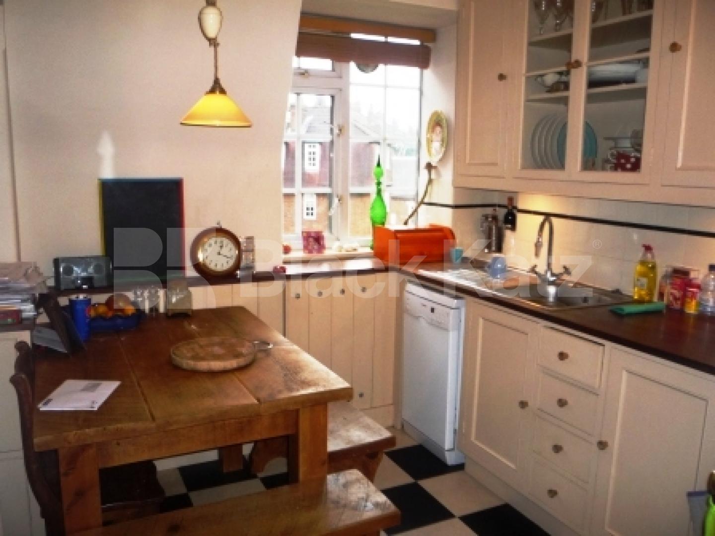 			NEW INSTRUCTION!, 2 Bedroom, 1 bath, 1 reception Flat			 Fortis Green Road, MUSWELL HILL