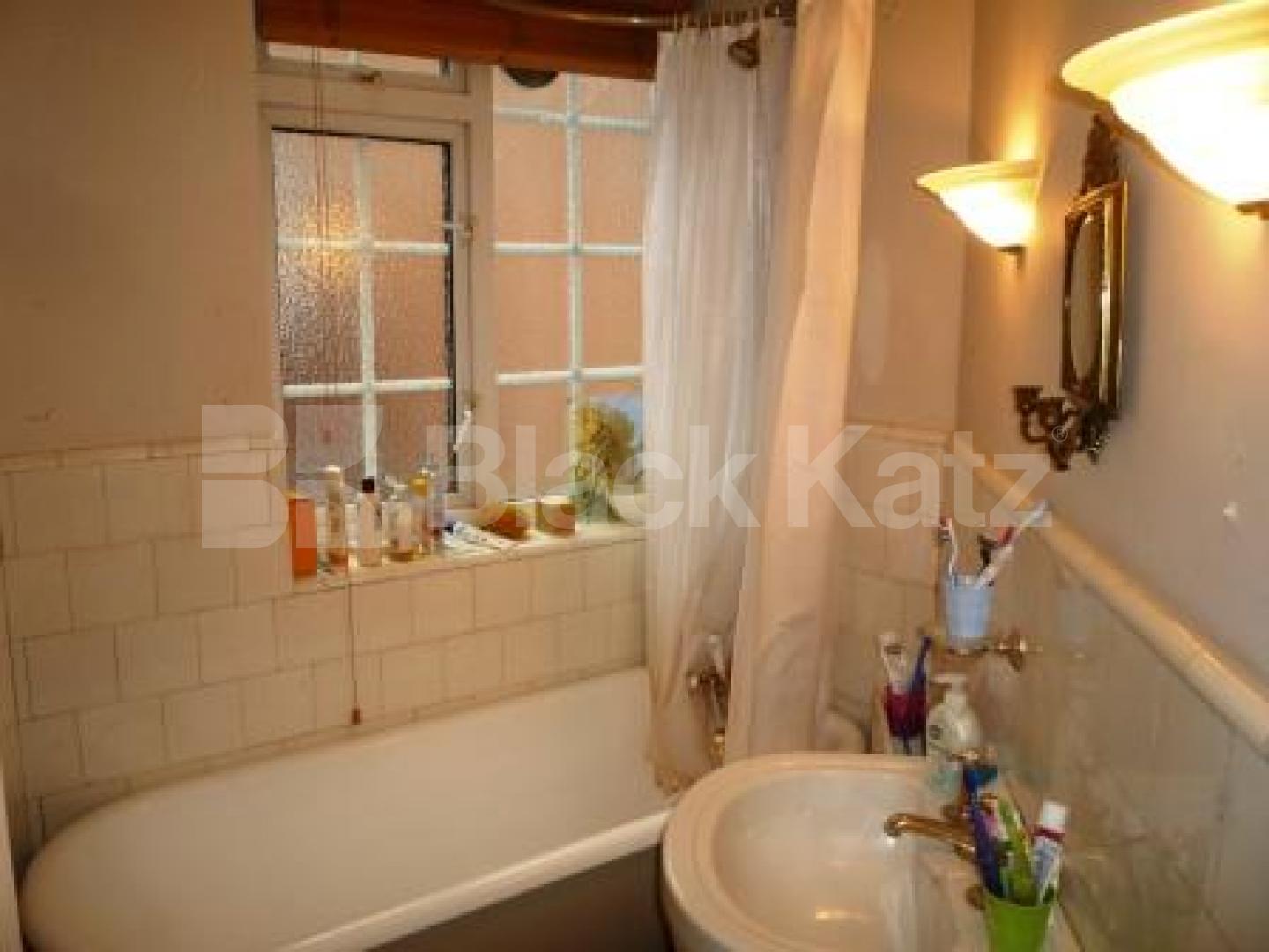 			NEW INSTRUCTION!, 2 Bedroom, 1 bath, 1 reception Flat			 Fortis Green Road, MUSWELL HILL