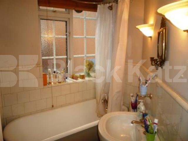 			NEW INSTRUCTION!, 2 Bedroom, 1 bath, 1 reception Flat			 Fortis Green Road, MUSWELL HILL