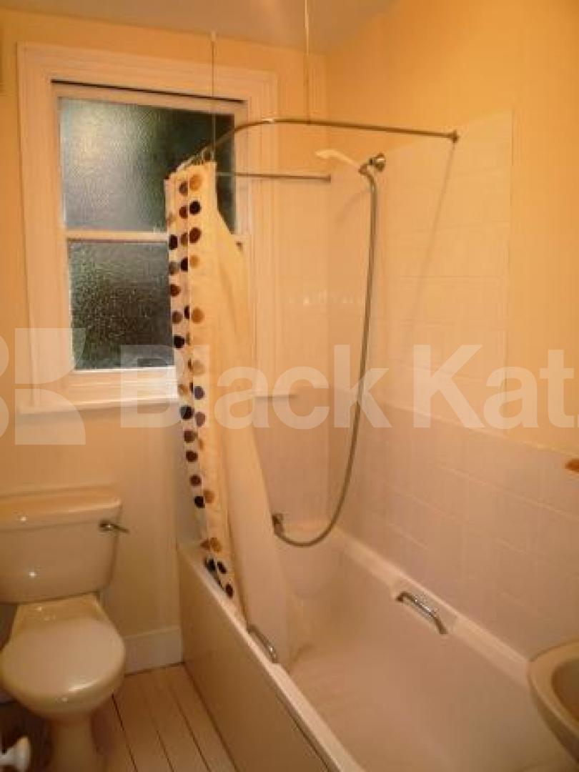 			LET, 2 Bedroom, 1 bath, 1 reception Ground Floor Flat			 Nightingale Lane, CROUCH END