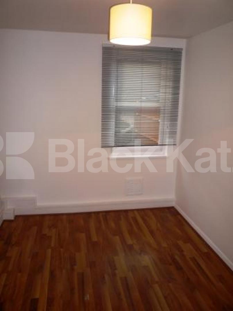 			3 Bedroom, 1 bath, 1 reception Ground Floor Flat			 Waverley Road, CROUCH END