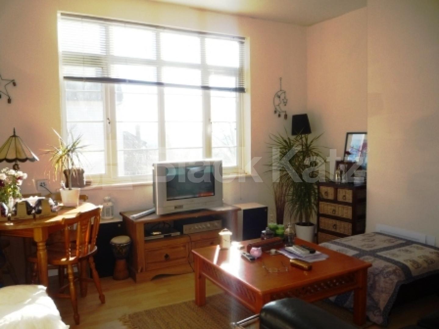 			2 Bedroom, 1 bath, 1 reception Flat			 Risborough Close, MUSWELL HILL N10