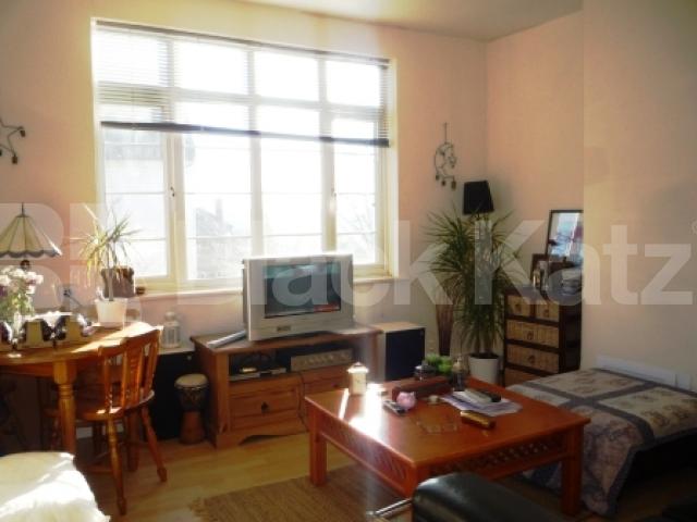 			2 Bedroom, 1 bath, 1 reception Flat			 Risborough Close, MUSWELL HILL N10