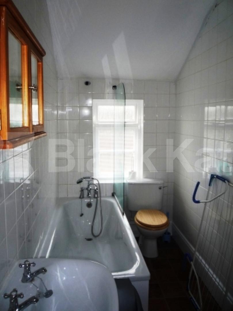 			ONLY 1 MONTH'S DEPOSIT, INSTEAD OF 6 WEEKS SAVING YOU £516!, 2 Bedroom, 1 bath, 1 reception Flat			 Church Lane, CROUCH END