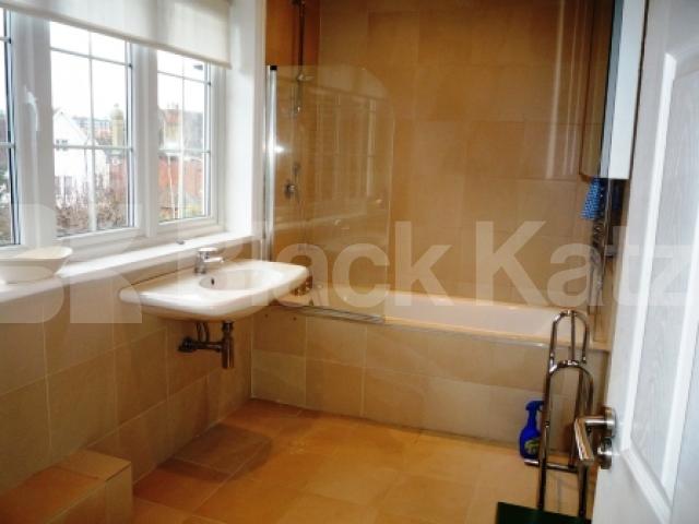 			2 Bedroom, 1 bath, 1 reception Ground Floor Flat			 Springfield Avenue, MUSWELL HILL