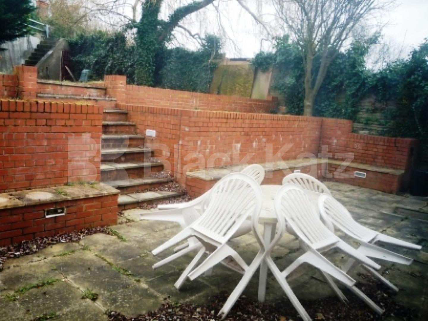 			Seconds from Muswell Hill Broadway!, Studio Apartment, 1 bath, 1 reception Flat			 Muswell Hill, MUSWELL HILL