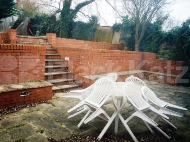 			Seconds from Muswell Hill Broadway!, Studio Apartment, 1 bath, 1 reception Flat			 Muswell Hill, MUSWELL HILL